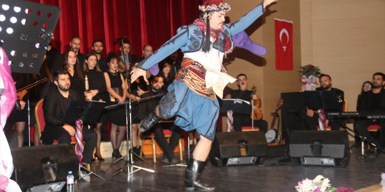 Van'da 48 öğretmenden oluşan müzik korosu sahne aldı