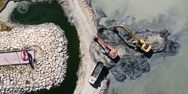 Van Gölü'nden 5 ayda 24 bin metreküp balçık ve dip çamuru çıkarıldı