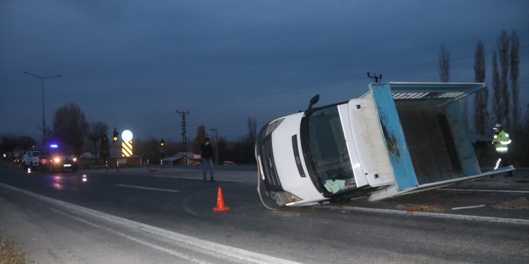 Van'da kamyonetle otomobilin çarpışması sonucu 7 kişi yaralandı