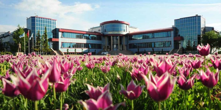 Van YYÜ'den 5 öğretim üyesi "en etkili bilim insanları" listesine girdi