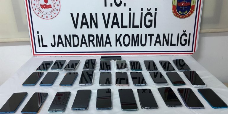Van'da gümrük kaçağı 31 cep telefonu ele geçirildi