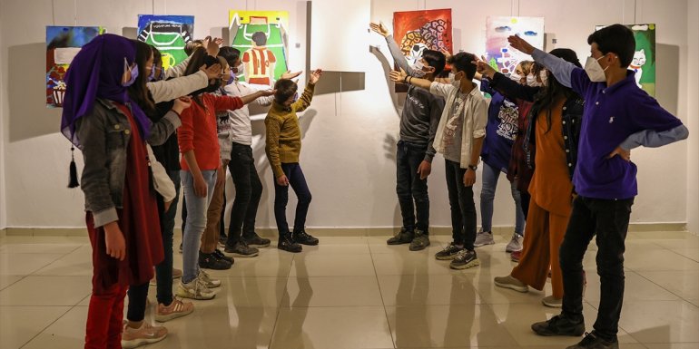 Vanlı İrem okuma isteğini "boş tuval"le anlattı