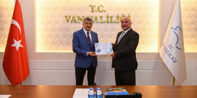 Vanlı muhtarlara fidan dikim sertifikası verildi