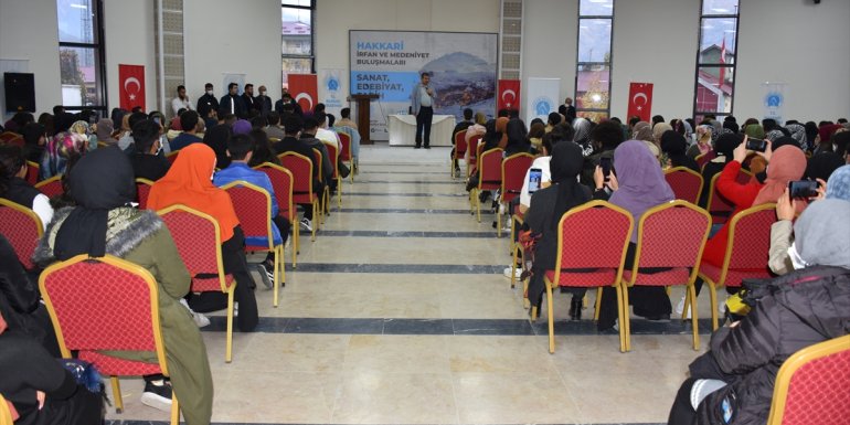 Yazar Hayati İnanç'ın Hakkari'deki söyleşisi ilgi gördü