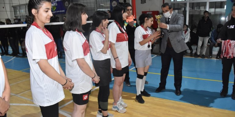 Yüksekova'da polislerin organize ettiği voleybol turnuvasında öğrenciler şampiyonluk için yarıştı
