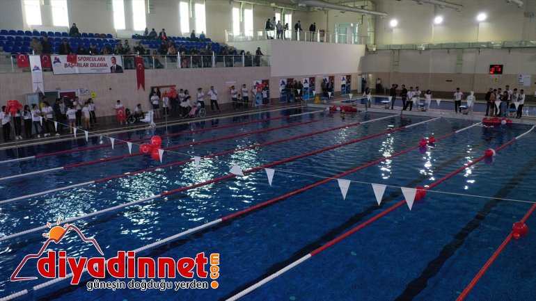 Ağrı'da bedensel engelli sporcular havuzda kulaç atarak mücadele etti