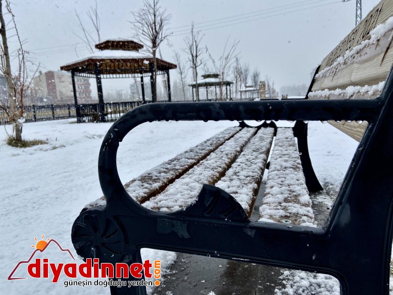 Ağrı beyaza büründü, karın tadını çocuklar çıkardı2