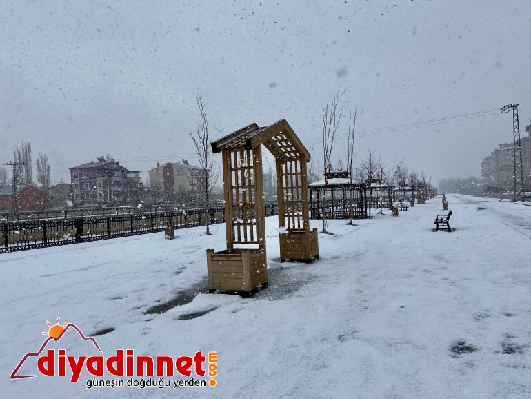 Ağrı beyaza büründü, karın tadını çocuklar çıkardı3