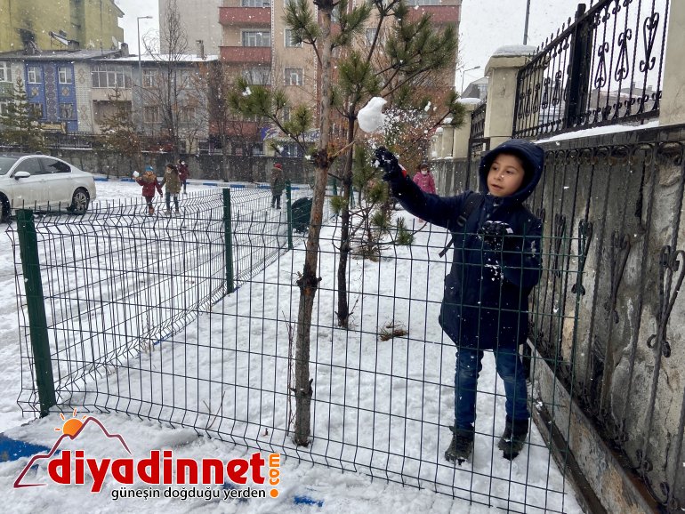 Ağrı beyaza büründü, karın tadını çocuklar çıkardı4