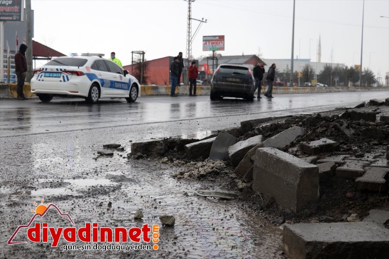 Ağrı'da kaldırıma çarpan otomobildeki 2 kişi yaralandı