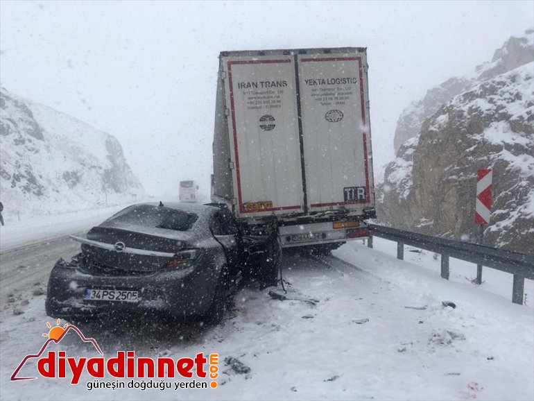 Ağrı'da kar yağışıyla kayganlaşan yolda tıra çarpan otomobilin sürücüsü yaralandı