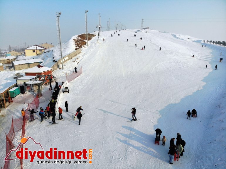 Ağrı'da sezonu erken açan Küpkıran Kayak Merkezi kayakseverleri ağırladı