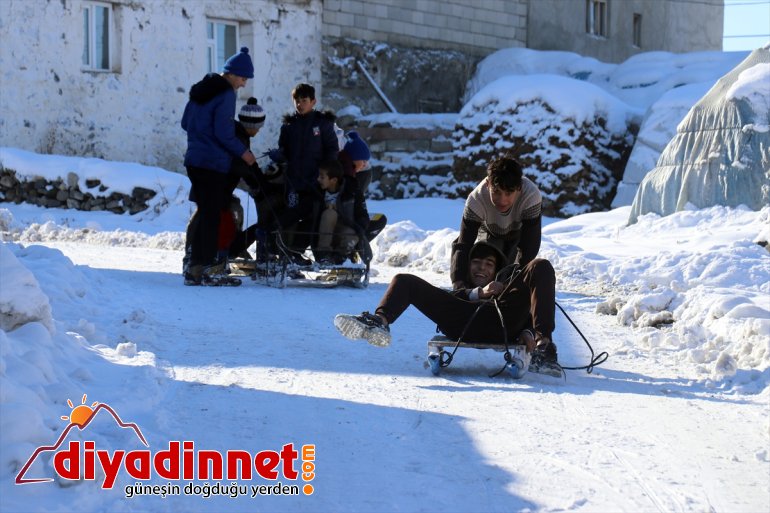 Ağrı'da okul tatilini fırsat bilen çocuklar kızaklarla kayarak eğlendi