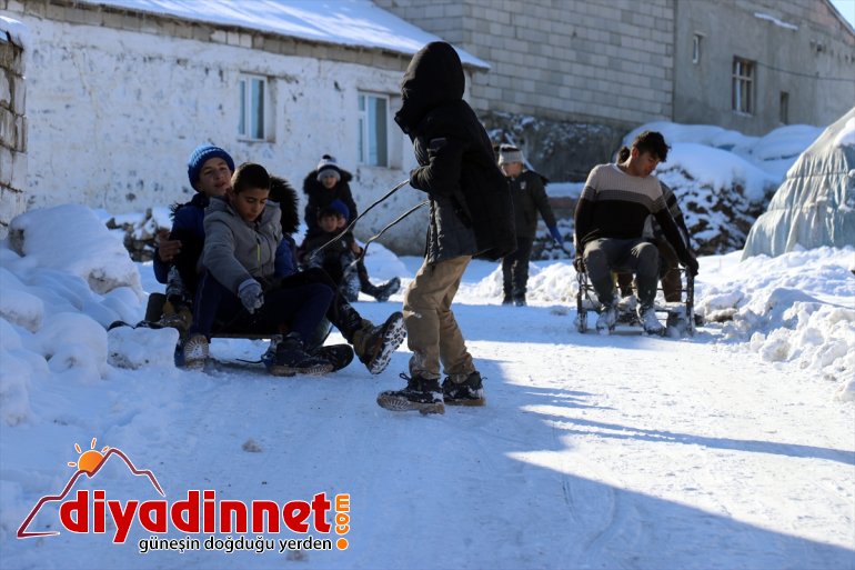 bilen kayarak eğlendi - Okul çocuklar tatilini fırsat AĞRI kızaklarla 5