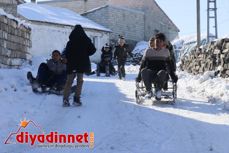 - çocuklar Okul kızaklarla fırsat eğlendi kayarak bilen tatilini AĞRI 10