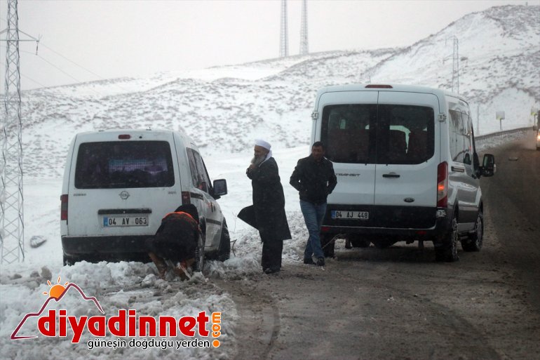 Ağrı'da ulaşıma kar engeli