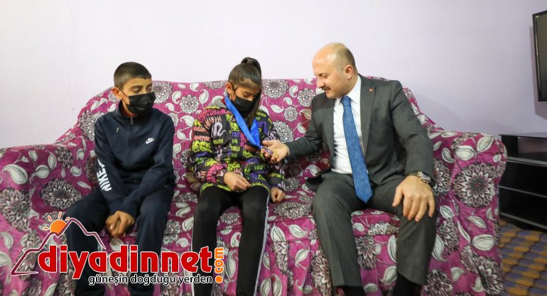 Ağrı Valisi Varol, milli güreşçi Birgül Şimşek