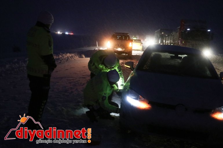 Yolda mahsur kalan sürücü polislerin "zincir" yardımıyla kurtuldu