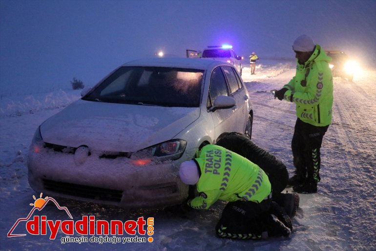 - polislerin kalan yardımıyla AĞRI Yolda zincir sürücü mahsur kurtuldu 3