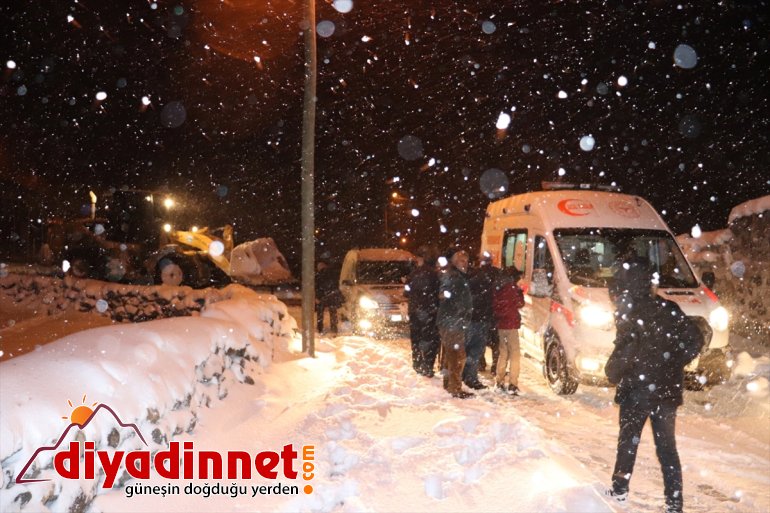 Ağrı'da yolu kardan kapanan köydeki yaşlı hastanın yardımına ekipler yetişti