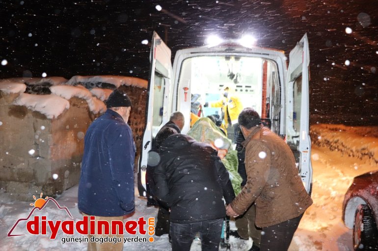 AĞRI - Yolu köydeki yardımına yaşlı yetişti kapanan kardan ekipler hastanın 2
