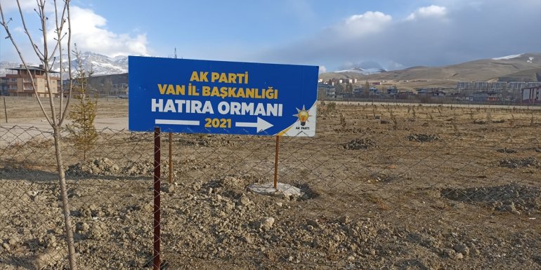 AK Parti Van İl Başkanlığı Hatıra Ormanı'nda yüzlerce fidan toprakla buluştu