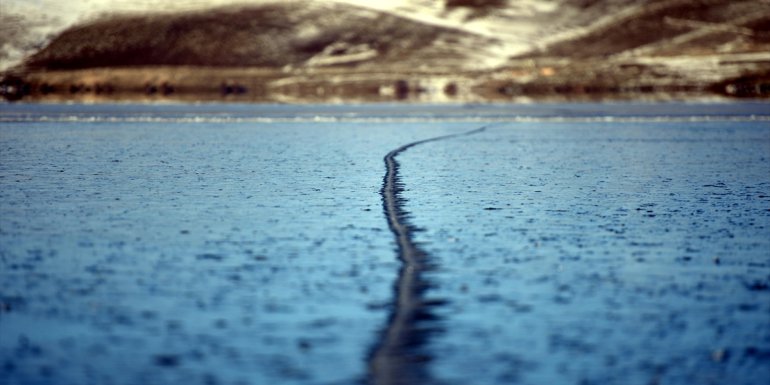 Çıldır Gölü Ardahan kısmında da donmaya başladı