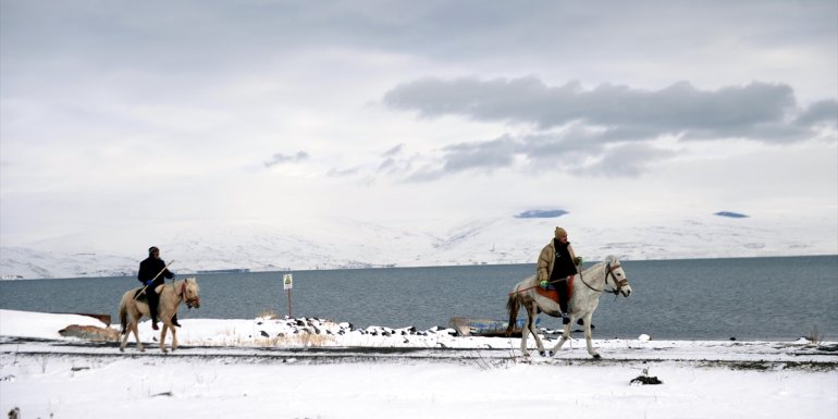 Çıldır Gölü kar yağışıyla beyaza büründü