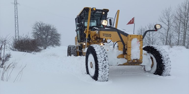 Ardahan'da kar nedeniyle ulaşım sağlanamayan 48 köy yolu açıldı