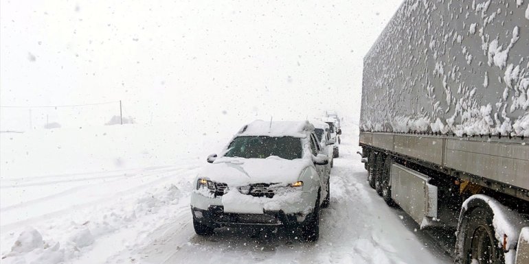 Ardahan'da kar yağışı nedeniyle çok sayıda araç yolda kaldı