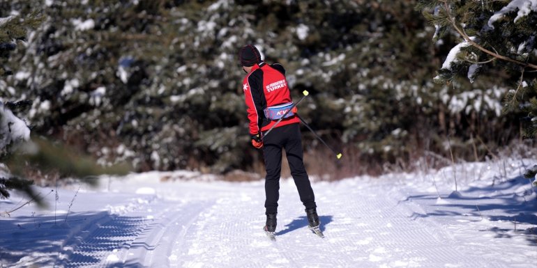 Kayaklı koşucular kar yağışının ardından asfalttan piste çıktı