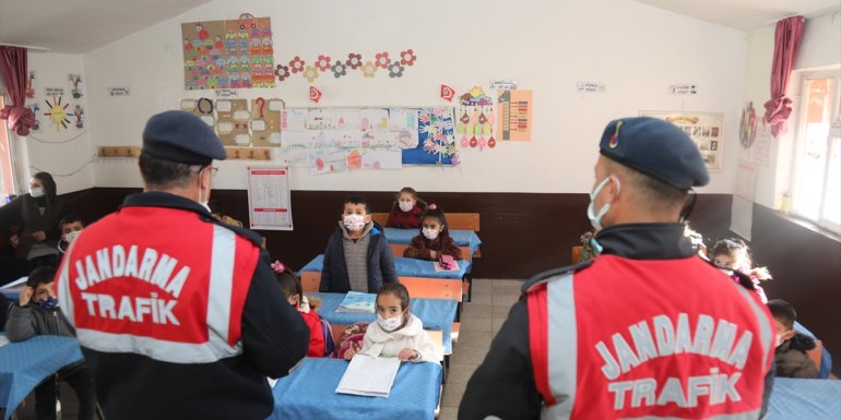 Başkale'de jandarma ekiplerinden öğrencilere trafik eğitimi