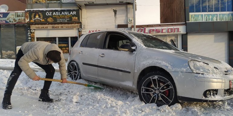 Başkale'de kar yağışı yaşamı olumsuz etkiledi