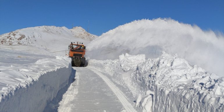Başkale ilçesinde kar nedeniyle kapanan yollar açılıyor