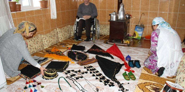 Bedensel engelli vatandaş, yaptığı el işi ürünleri satarak geçimini sağlıyor1