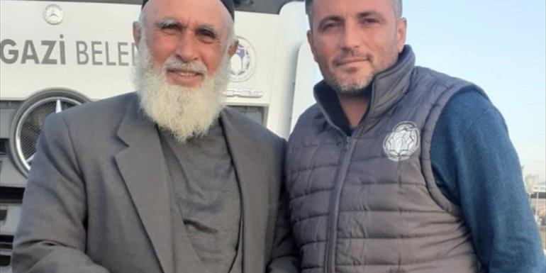 Belediye personeli içerisinde bir miktar para bulunan çantayı sahibine teslim etti