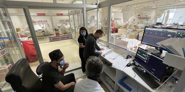 BİNGÖL - Aşısız hastalarının yoğun bakımda yaşadıkları acıya şahit oluyorlar1