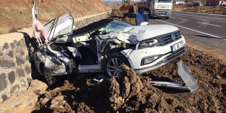 Bingöl'de beton mikserine çarpan otomobilin sürücüsü yaralandı