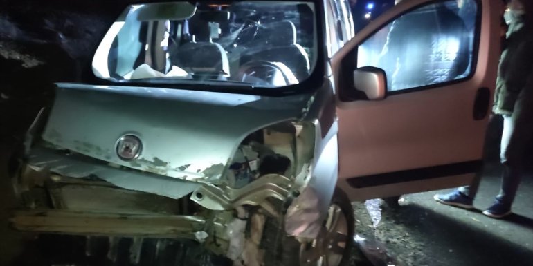 Bingöl'de hafif ticari aracın duvara çarpması sonucu 3 kişi yaralandı