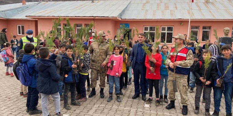 Bingöl'de jandarma öğrencilere 3 bin 500 fidan dağıttı