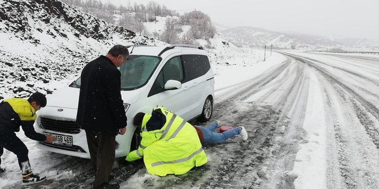 Bingöl'de kar nedeniyle yolda kalan ailenin yardımına polis yetişti