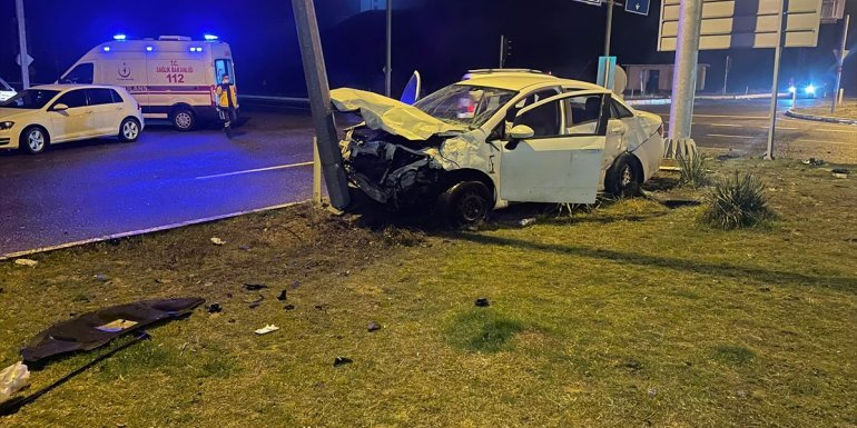 Bingöl'de otomobil ile hafif ticari araç çarpıştı, 6 kişi yaralandı