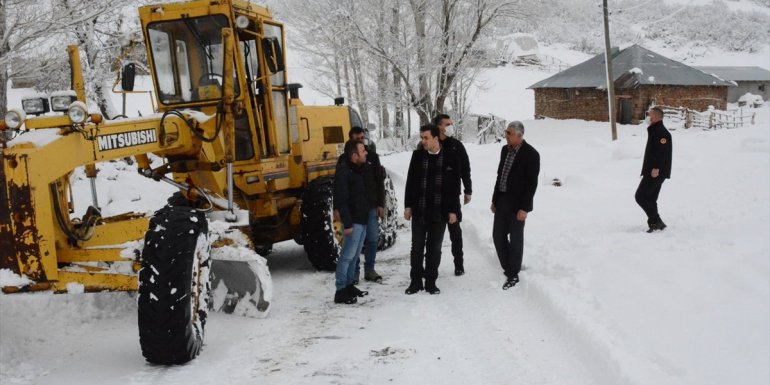 Bingöl Yedisu'da kar nedeniyle ulaşıma kapanan köy yolu açıldı