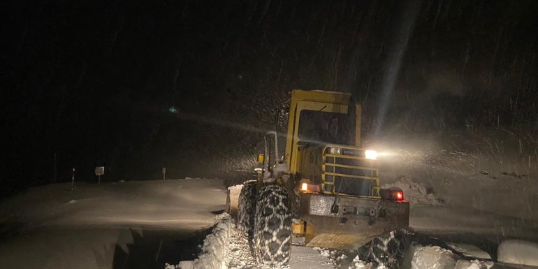 Erzincan-Yedisu kara yolunda mahsur kalan sürücü kurtarıldı