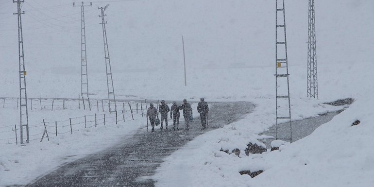 Bingöl Karlıova'da kar yağışı etkisini sürdürüyor