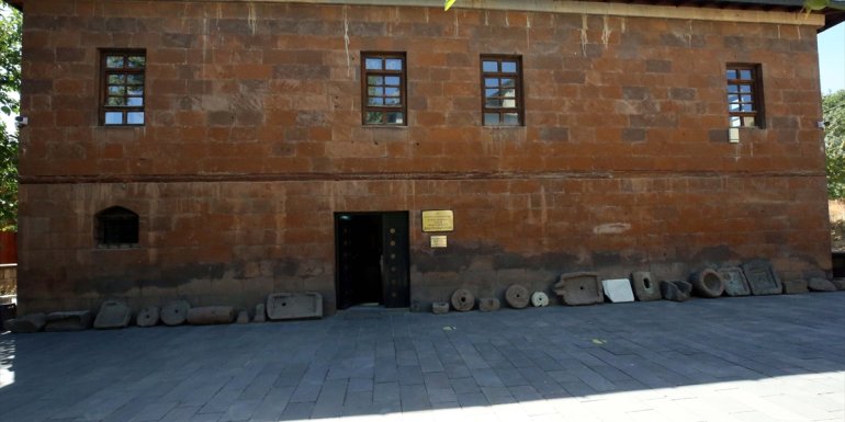 Bitlis'in tarihine ışık tutan eserler müzeye dönüştürülen tarihi binada sergileniyor