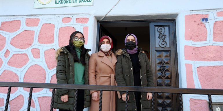 Gönüllü öğretmenler evleri ziyaret edip öğrenci ve velilerle kitap okuyor