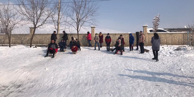 Güroymak'taki köy okulunda 'kızak şenliği' düzenlendi