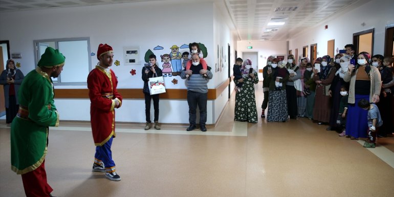 Hastanede tedavi gören çocuklar için tiyatro etkinliği