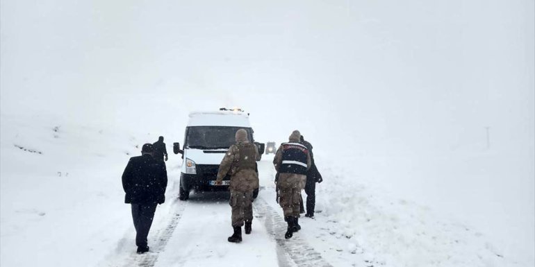 Bitlis'te kar nedeniyle yolda mahsur kalan öğrenciler kurtarıldı